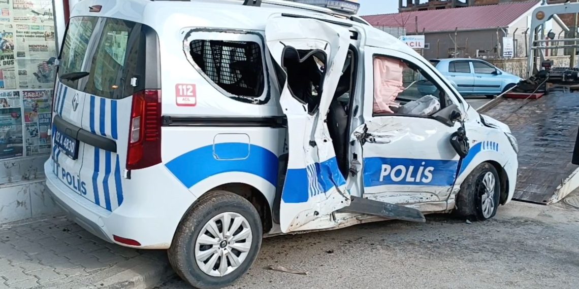 Yolcu otobüsüyle polis aracı çarpıştı: 2 kişi yaralandı