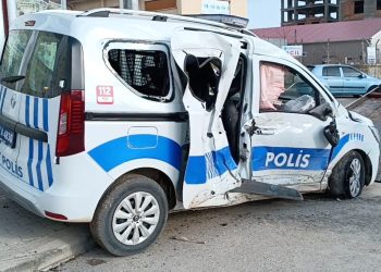 Yolcu otobüsüyle polis aracı çarpıştı: 2 kişi yaralandı