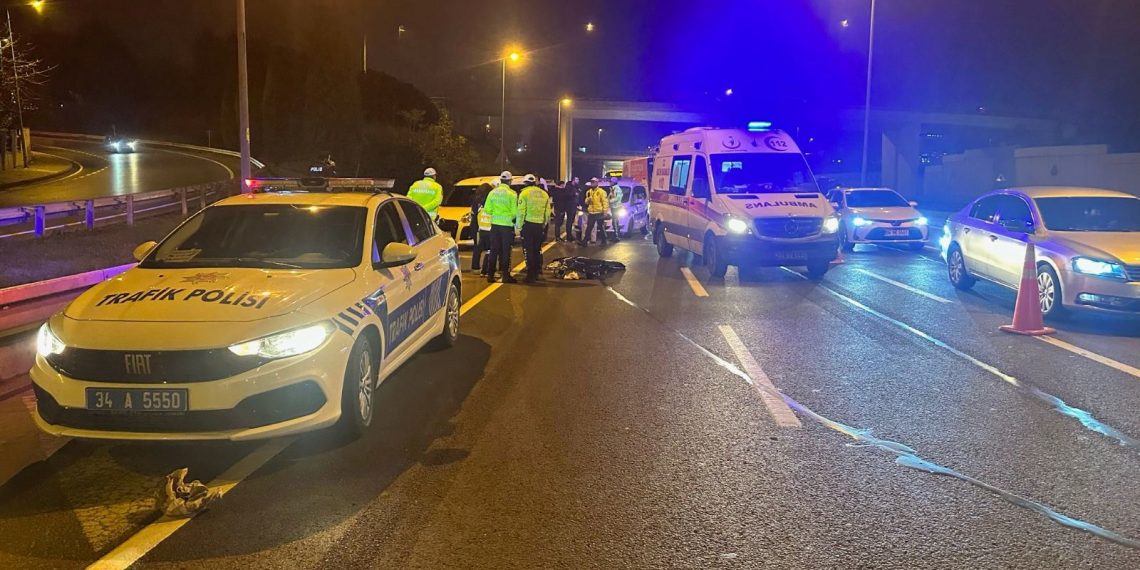 Zeytinburnu’nda feci kaza: Yolun karşısına geçerken iki arabanın çarptığı yaya hayatını kaybetti
