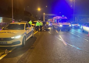 Zeytinburnu’nda feci kaza: Yolun karşısına geçerken iki arabanın çarptığı yaya hayatını kaybetti