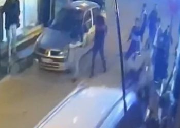 Hafif ticari araç hengame edenlere çarptı: 2 yaralı