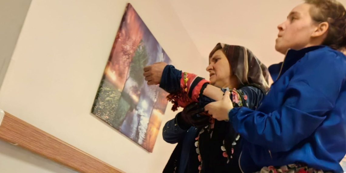 Motorlu testere ile odun keserken eşinin kolunu kesti