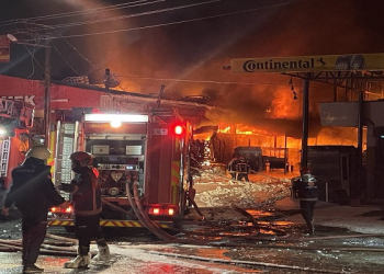 Sakarya’da kauçuk fabrikası alevlere teslim oldu