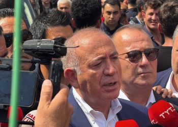 Kayyum Gürsel Tekin polis kalkanı ile il binasına girdi