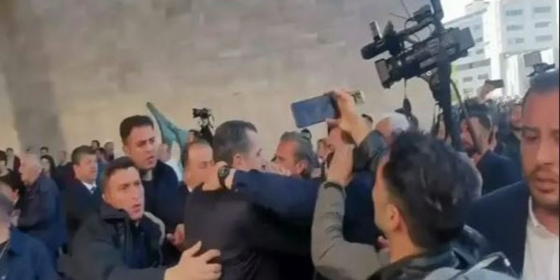 Özgür Özel’e saldırı davası ertelendi