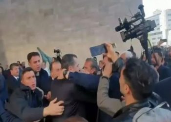 Özgür Özel’e saldırı davası ertelendi