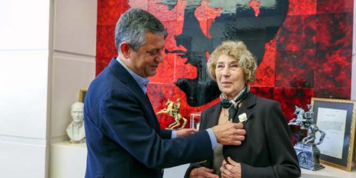 Özgür Özel, CHP’ye üye olan Ayşe Kulin’e rozet taktı