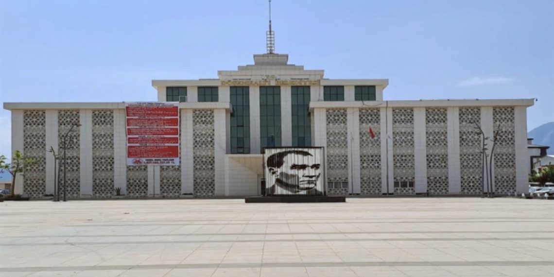 Döşemealtı Belediyesi’ne operasyon: 10 gözaltı