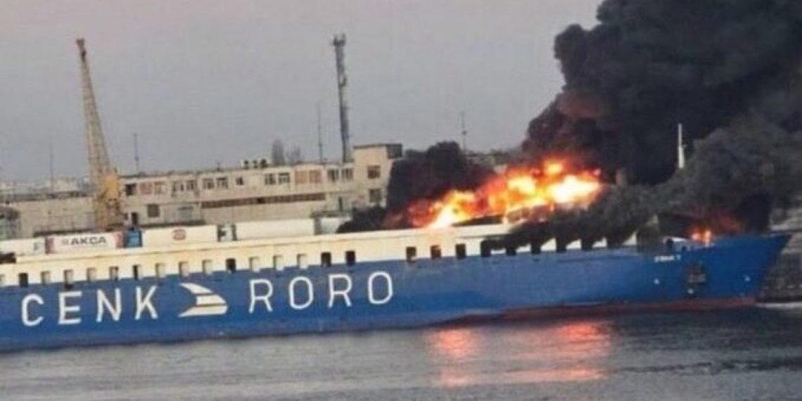 Rusya, Odessa’da demirli Türk yük gemisini vurdu